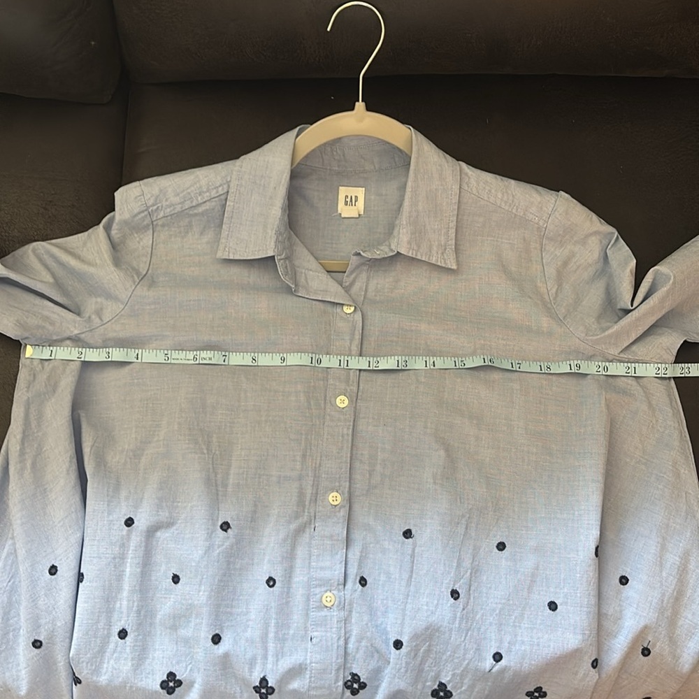 Blue shirt with dark blue floral embroidery from GAP - Picture 8 of 10